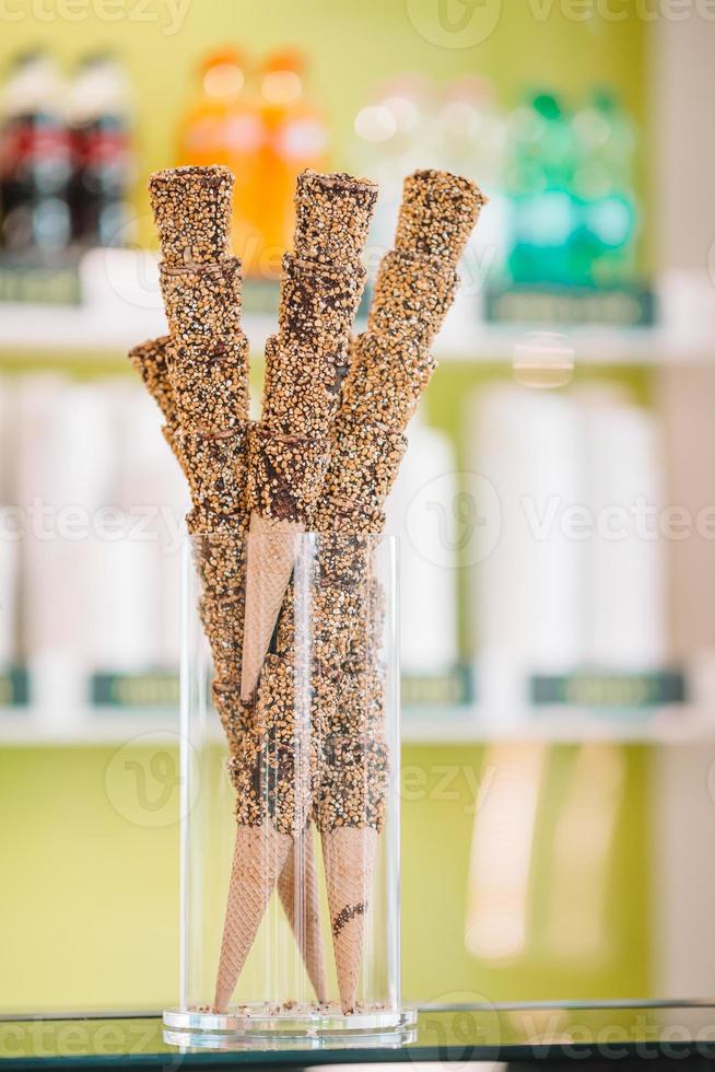 casquinhas de sorvete italianas em uma gelateria local em roma foto