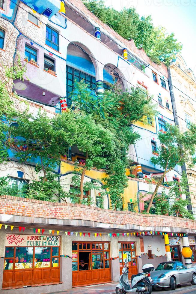 casa hundertwasser com jardim no andar de cima em viena, áustria foto