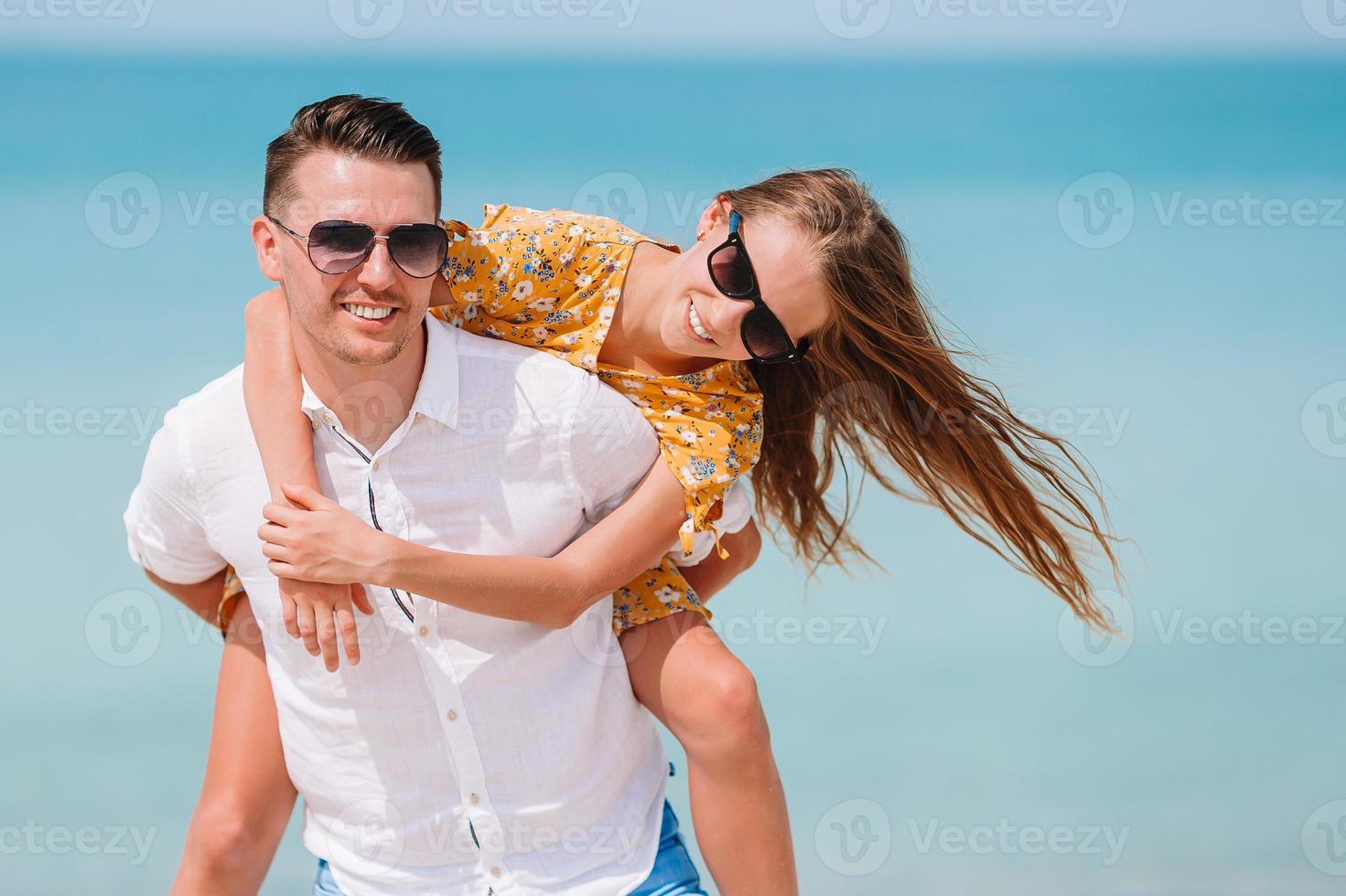 menina e pai feliz se divertindo durante as férias na praia foto