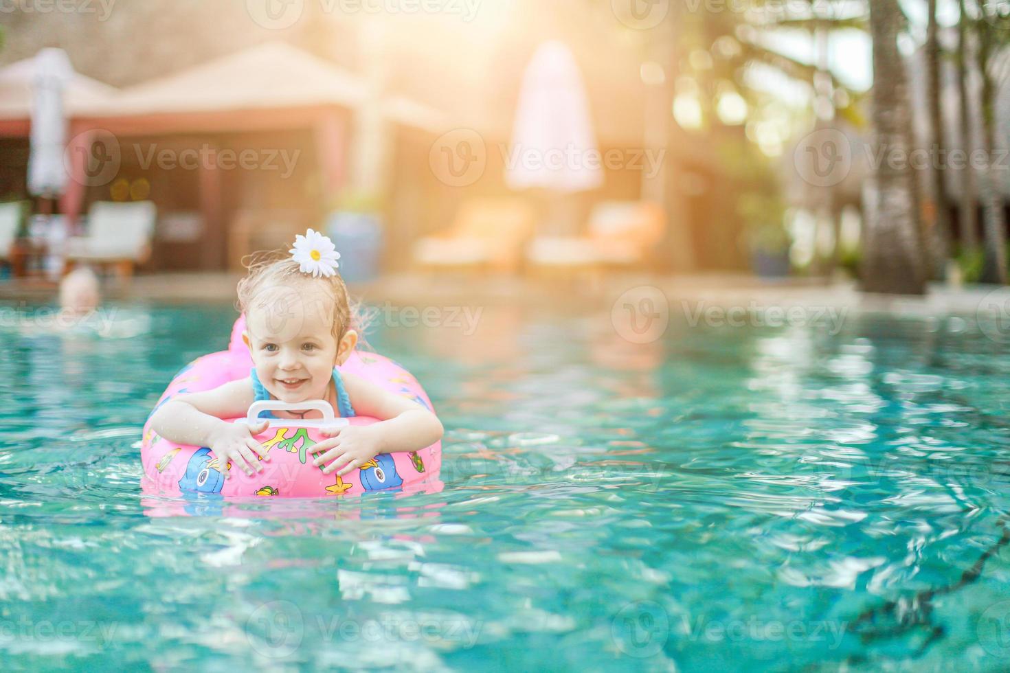 menina adorável na piscina ao ar livre foto
