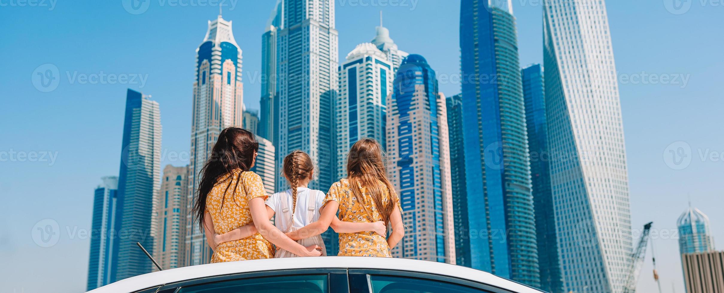 viagem de carro de verão e jovem família de férias foto