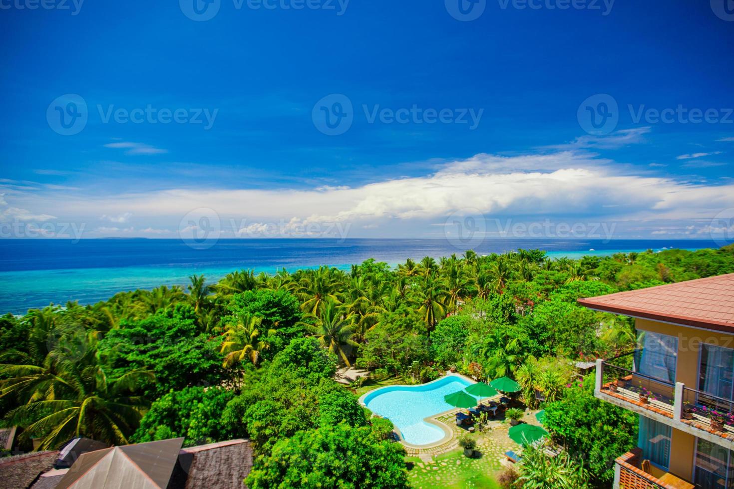 bela vista do jardim e piscina em um pequeno hotel aconchegante foto