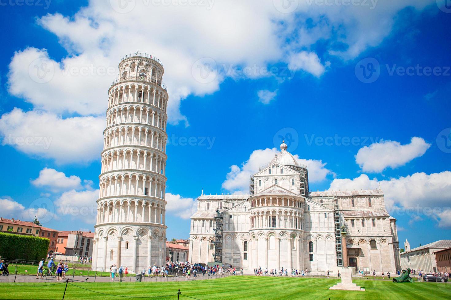 turistas visitando a torre inclinada de pisa, itália foto