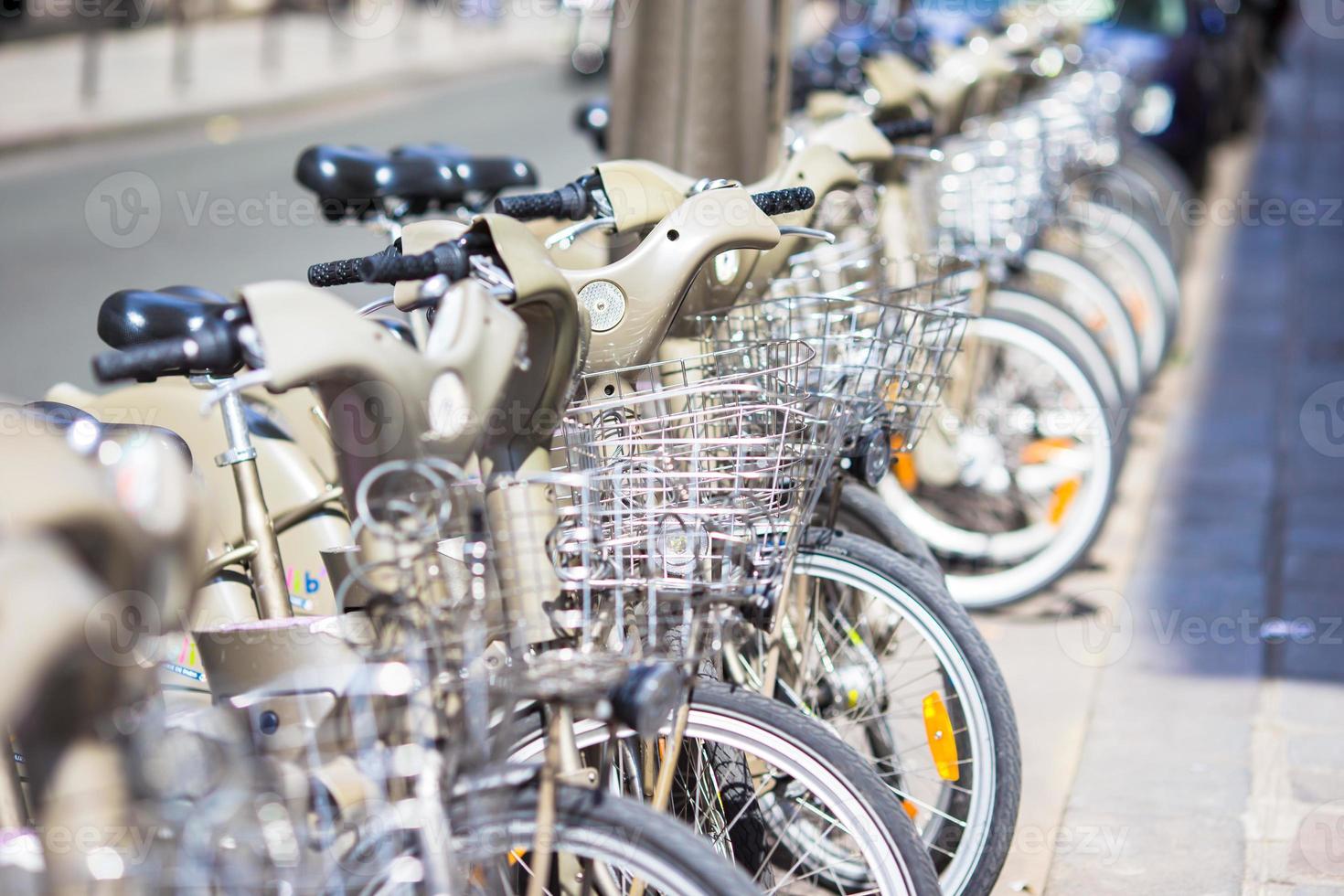 bicicletas coloridas na ponte em Amsterdã, Holanda foto