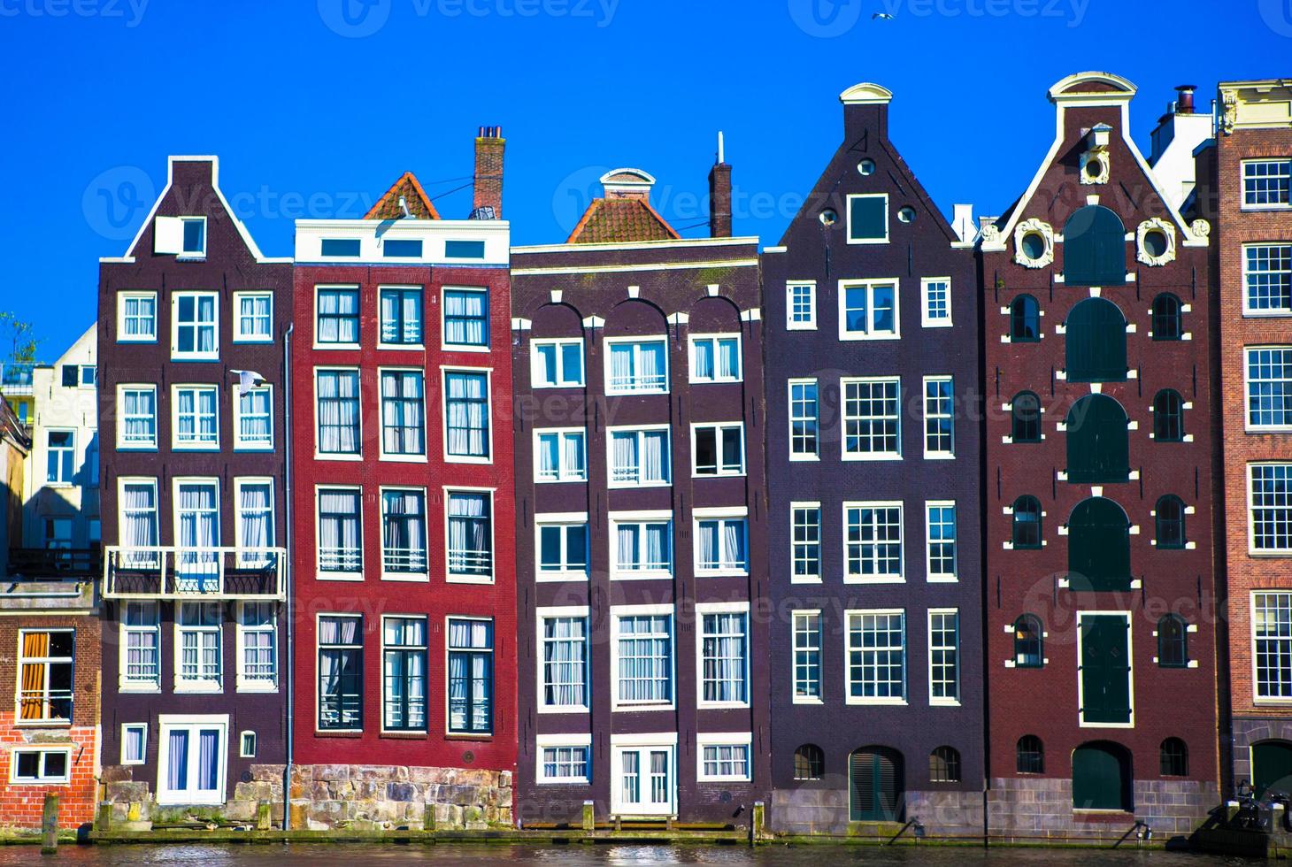 edifícios medievais holandeses tradicionais em amsterdã foto