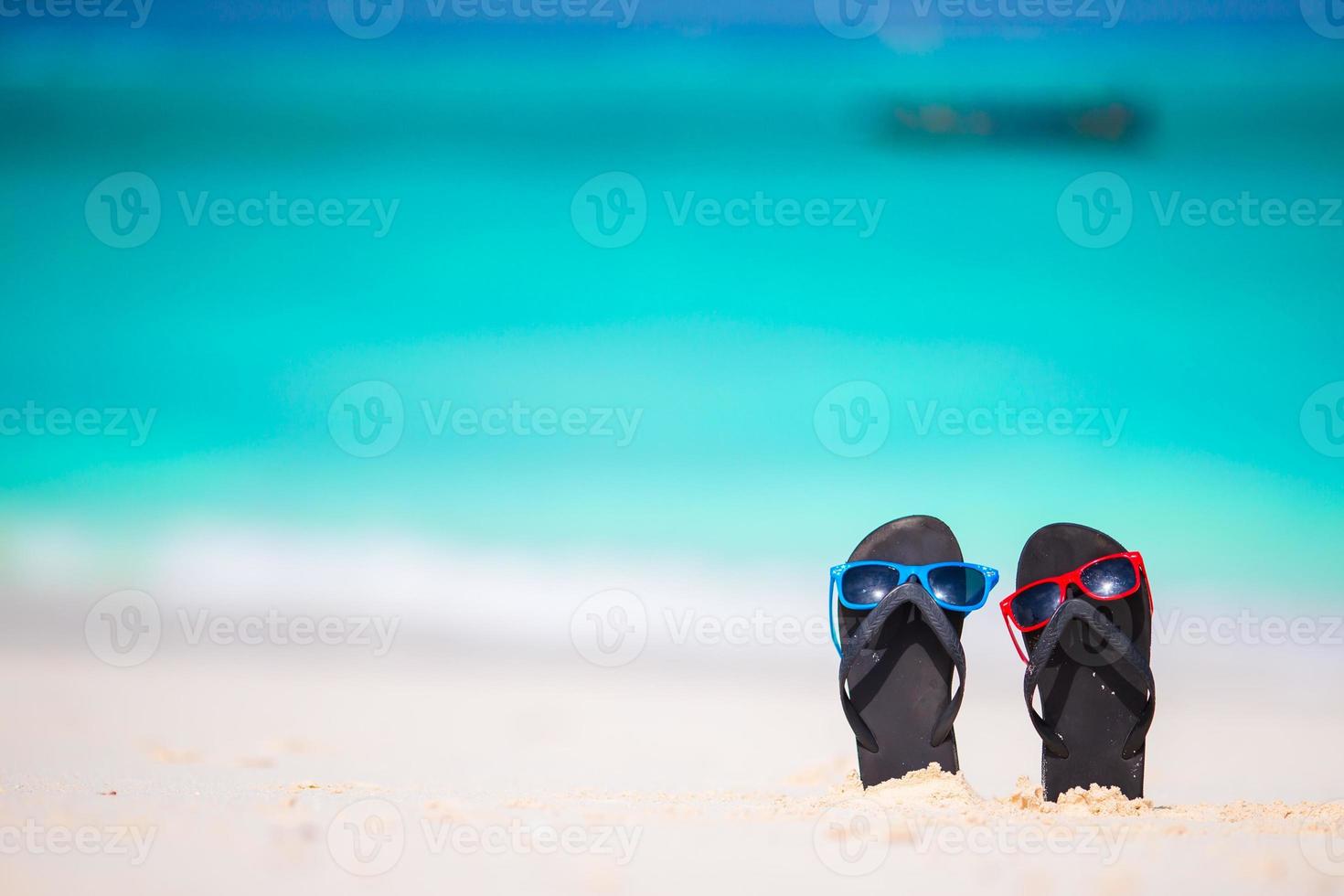 menina adorável na praia durante as férias de verão foto