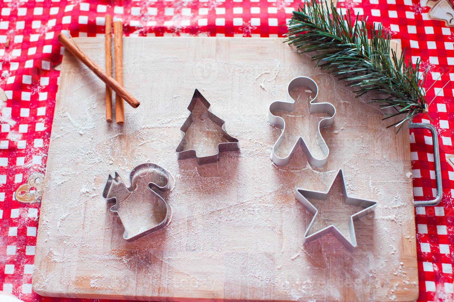 moldes para assar biscoitos de gengibre para o natal na cozinha de casa foto