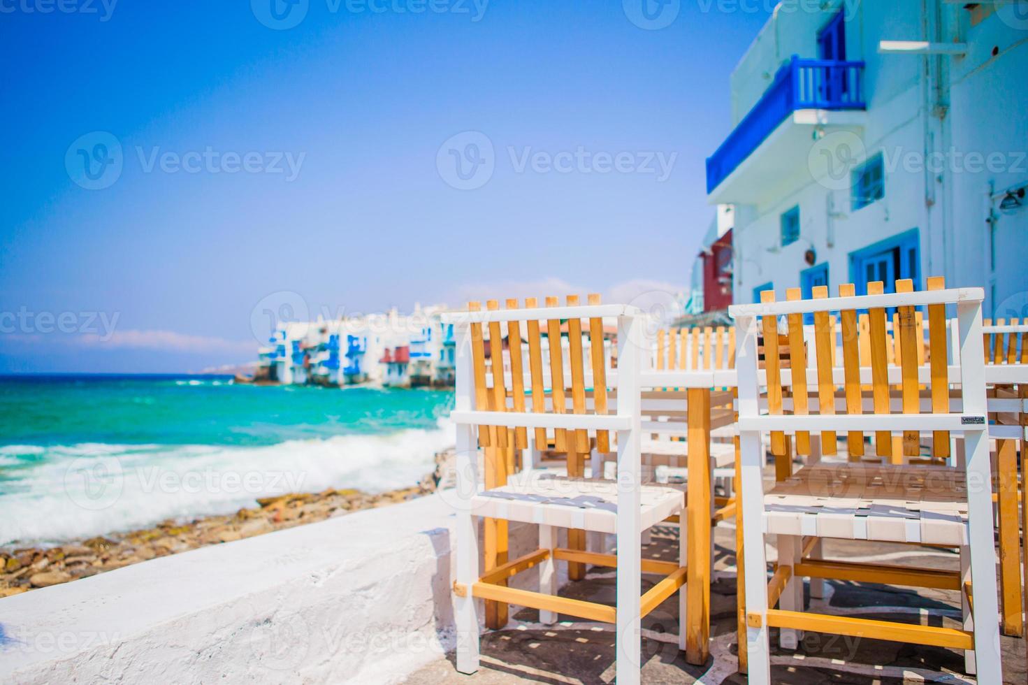 bela vista da pequena veneza de um restaurante na ilha de mykonos, na grécia foto