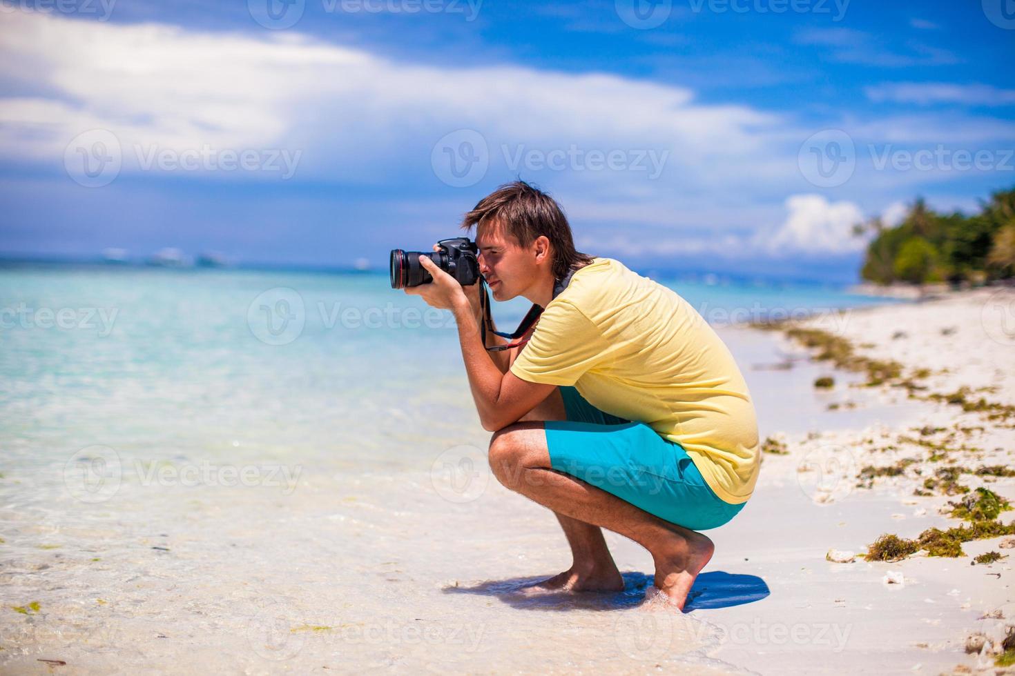 jovem tirando fotos em uma praia tropical