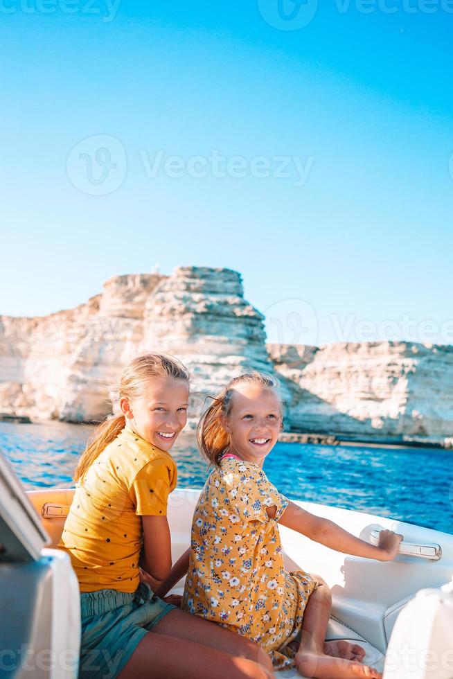 meninas navegando no barco em mar aberto claro foto
