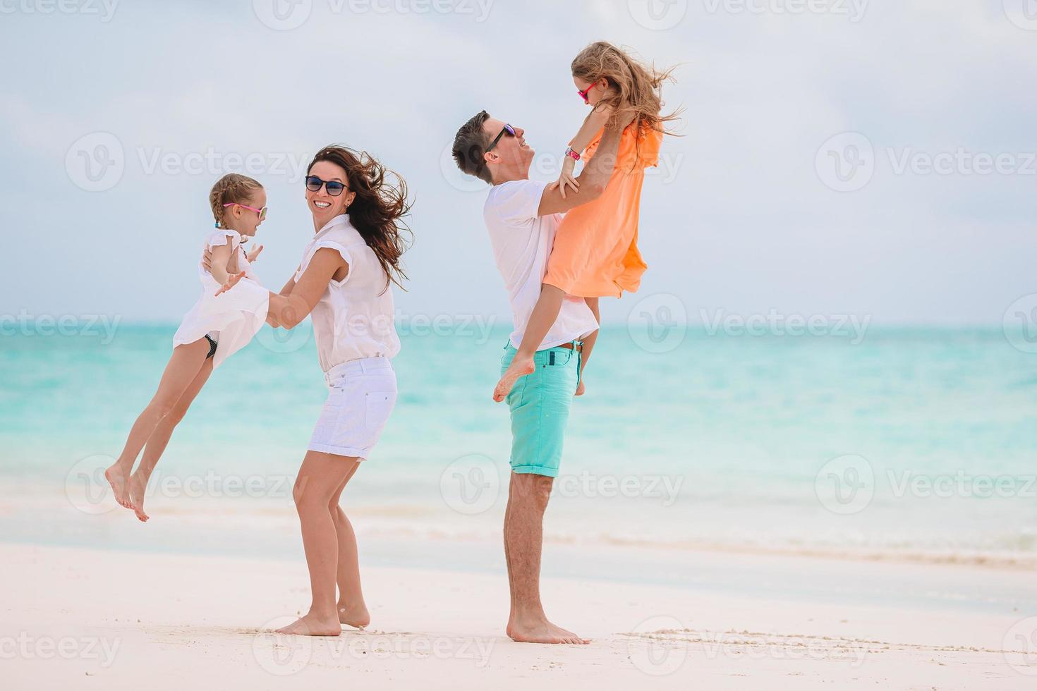 jovem família de férias se diverte muito foto