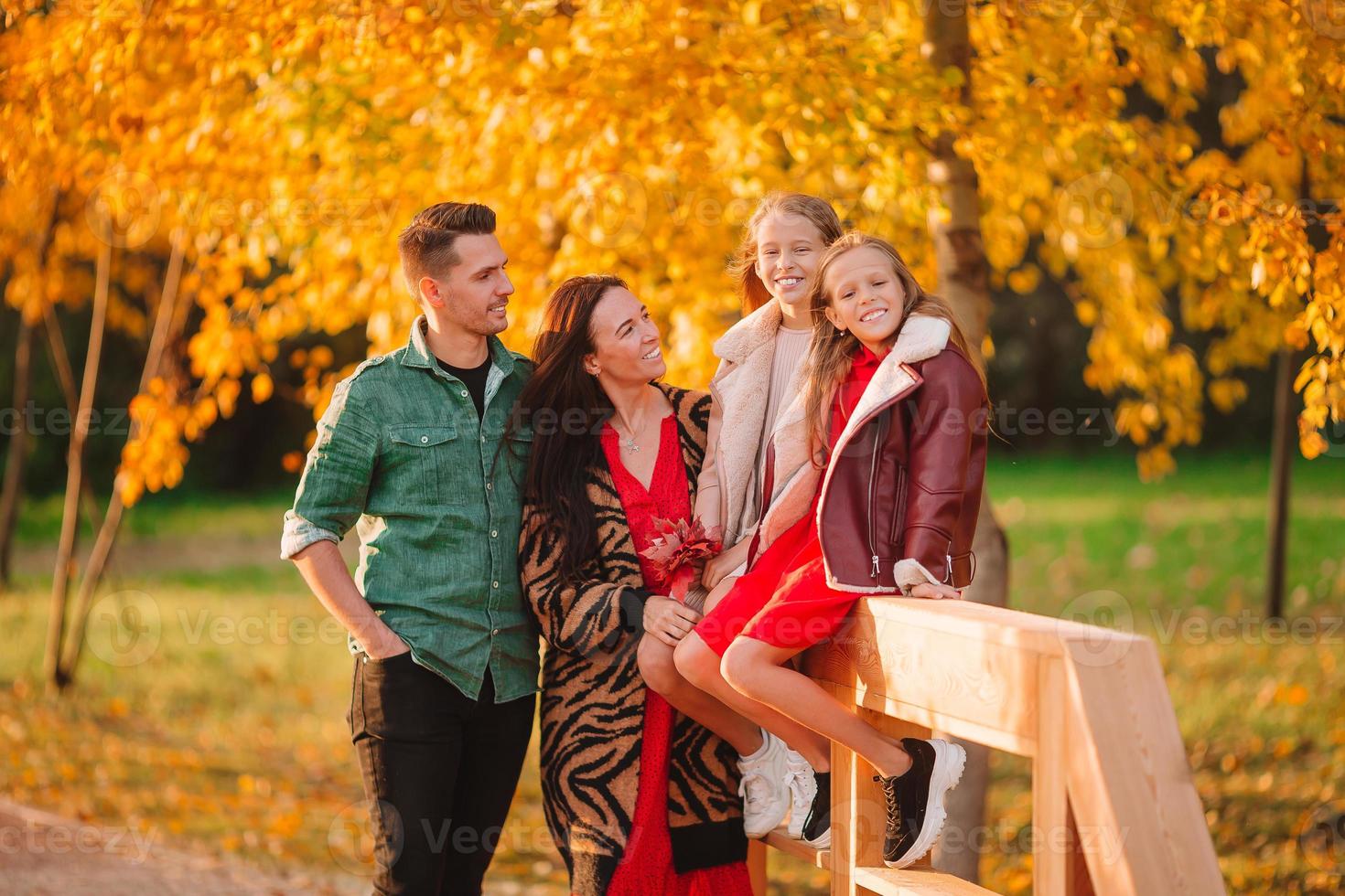 retrato de família feliz de quatro pessoas no outono foto