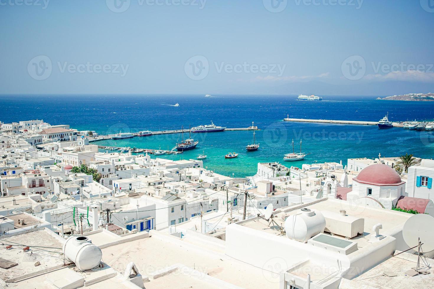 vista da aldeia grega tradicional com casas brancas na ilha de mykonos, grécia, foto