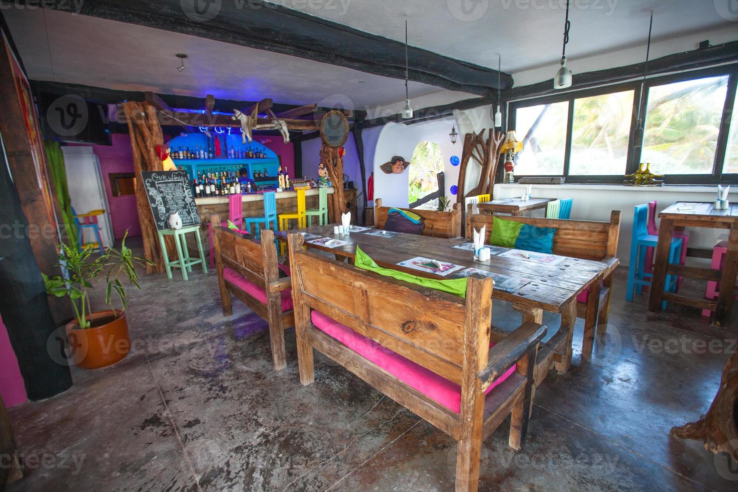 bar-restaurante colorido brilhante na praia de areia branca em tulum foto