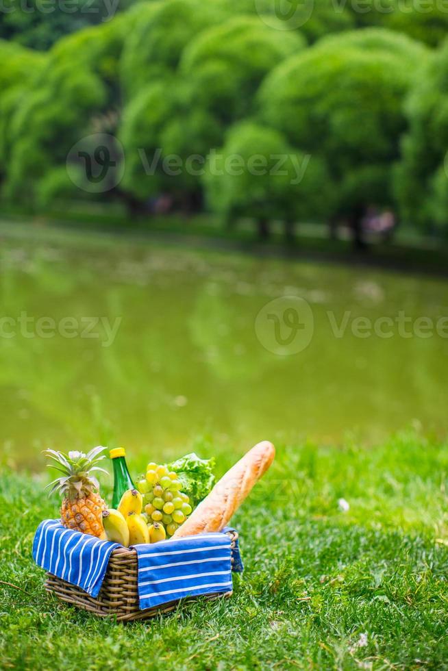 cenário de piquenique com vinho branco, peras, frutas, pão foto