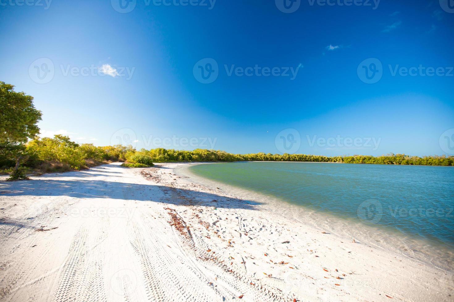 praia tropical deserta perfeita na ilha exótica foto