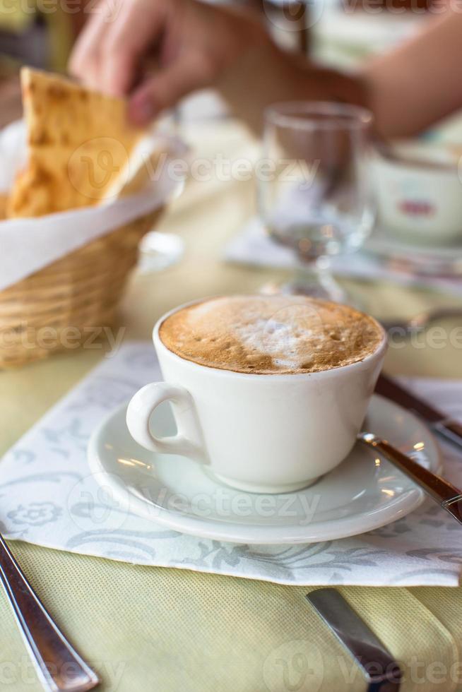 delicioso e saboroso cappuccino no café da manhã no café foto