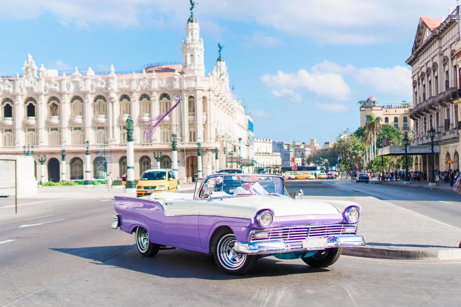 vista de uma rua da velha havana com velho carro americano vintage foto