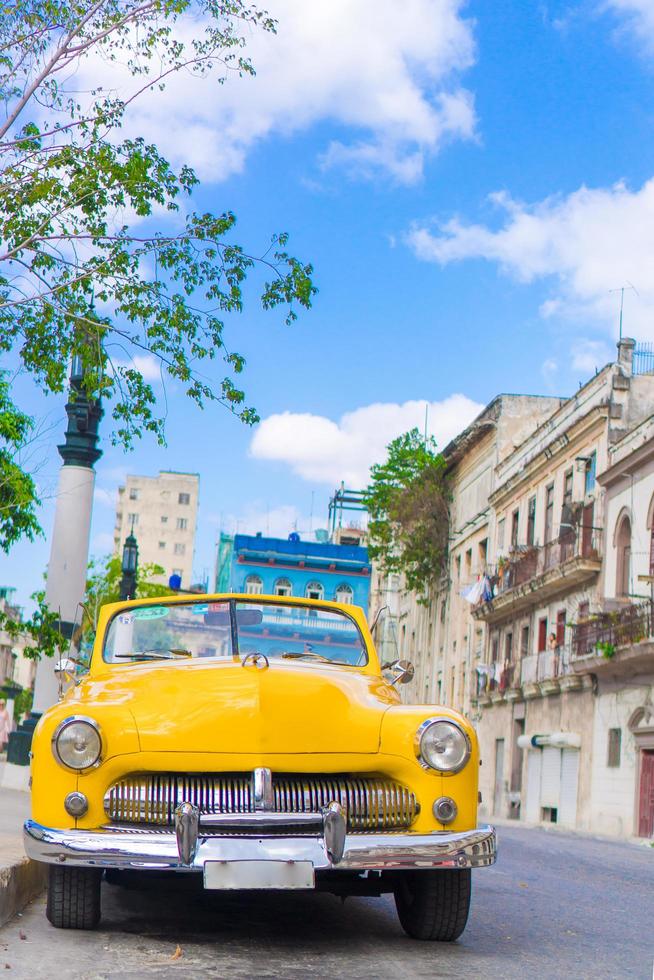 vista do carro vintage clássico amarelo na velha havana, cuba foto