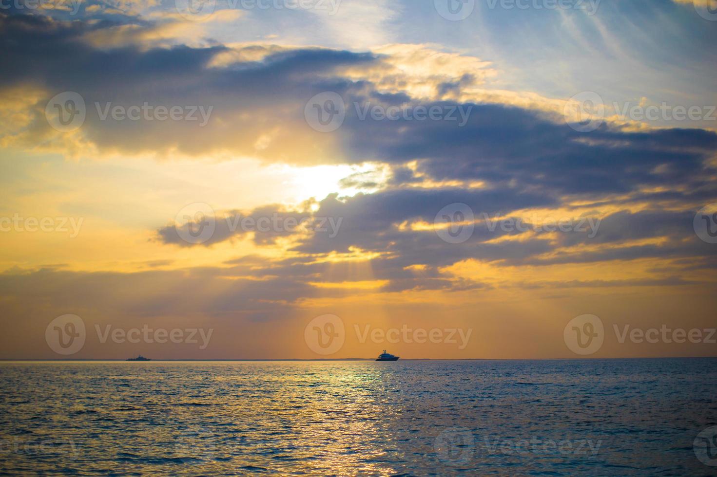 deslumbrante belo pôr do sol em uma praia exótica do Caribe foto