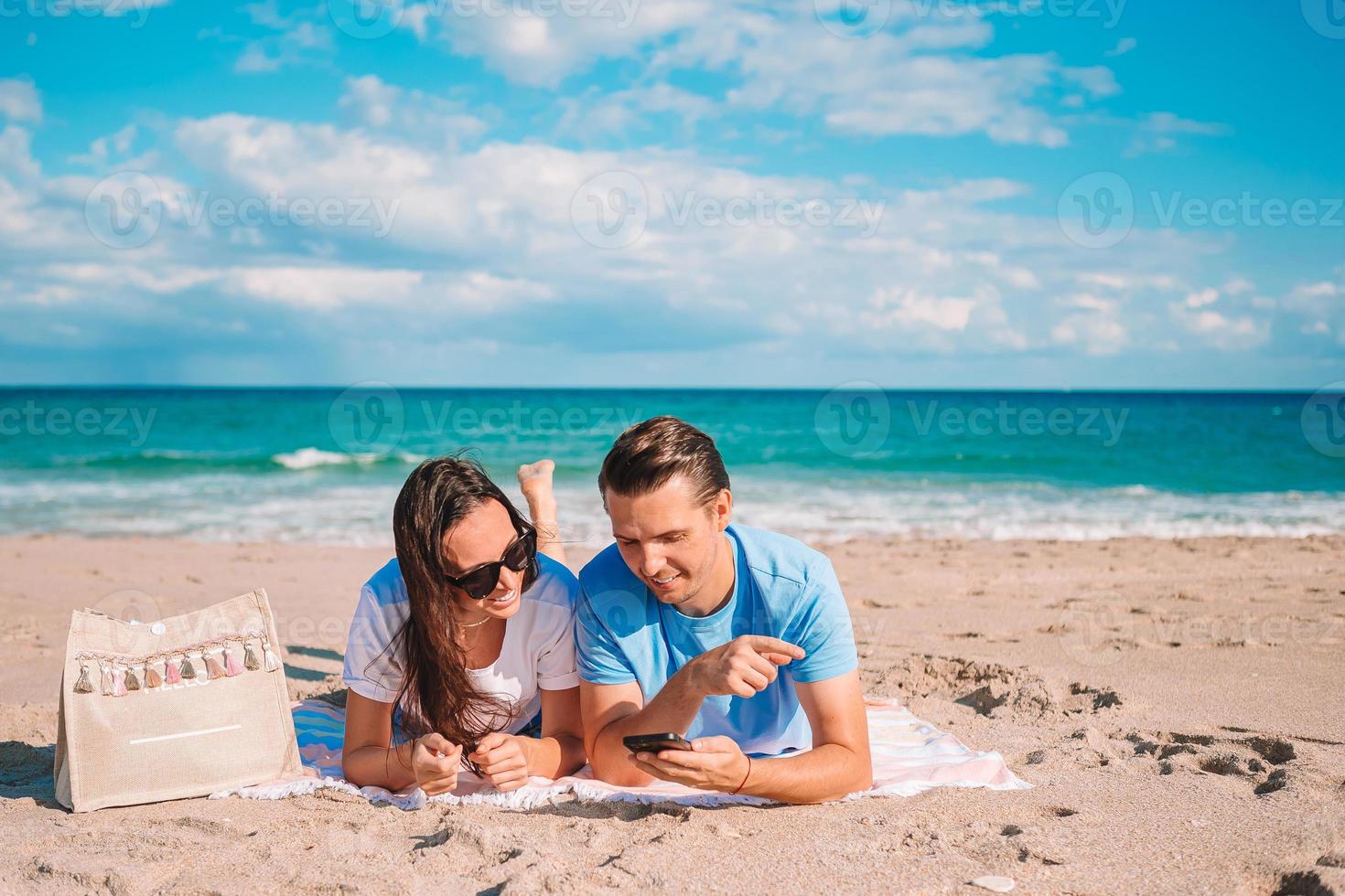 jovem casal passando tempo juntos na praia foto