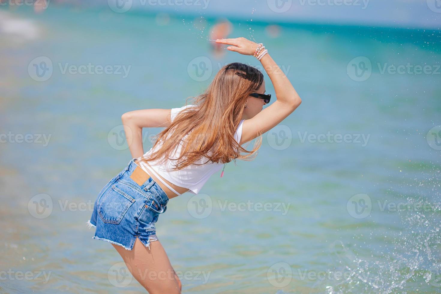 adorável adolescente na praia aproveite suas férias de verão foto