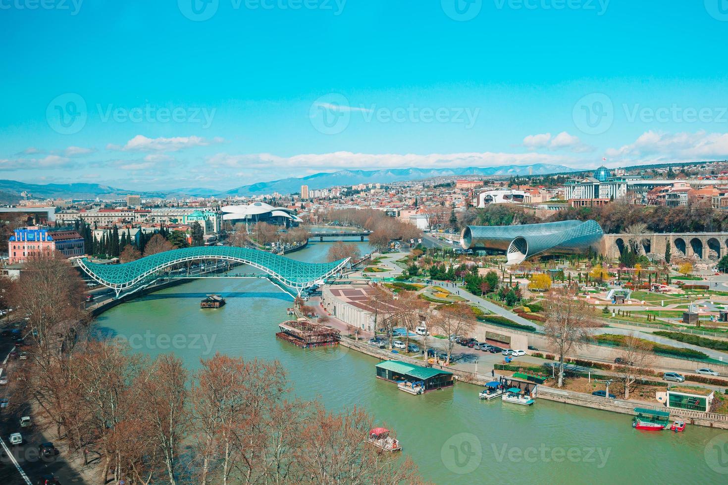 panorama da cidade de tbilisi. cidade velha, novo parque de rike de verão, rio kura, praça europeia e ponte da paz foto