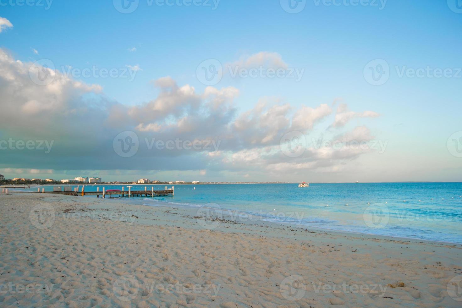 praia branca perfeita com água azul-turquesa foto