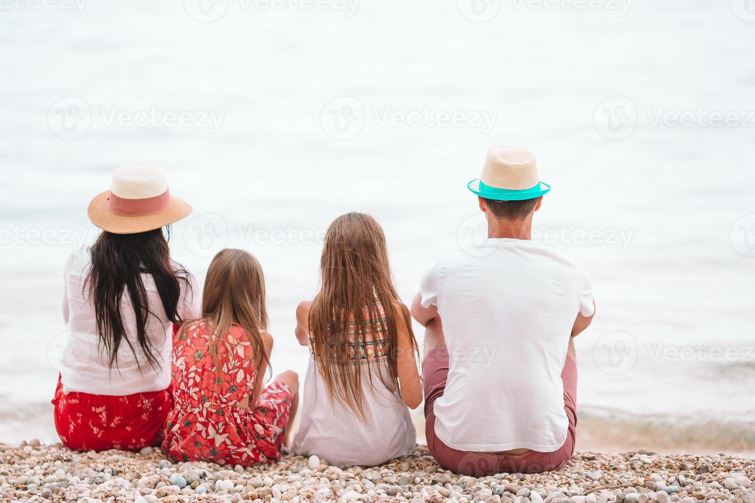 família linda feliz com crianças na praia foto