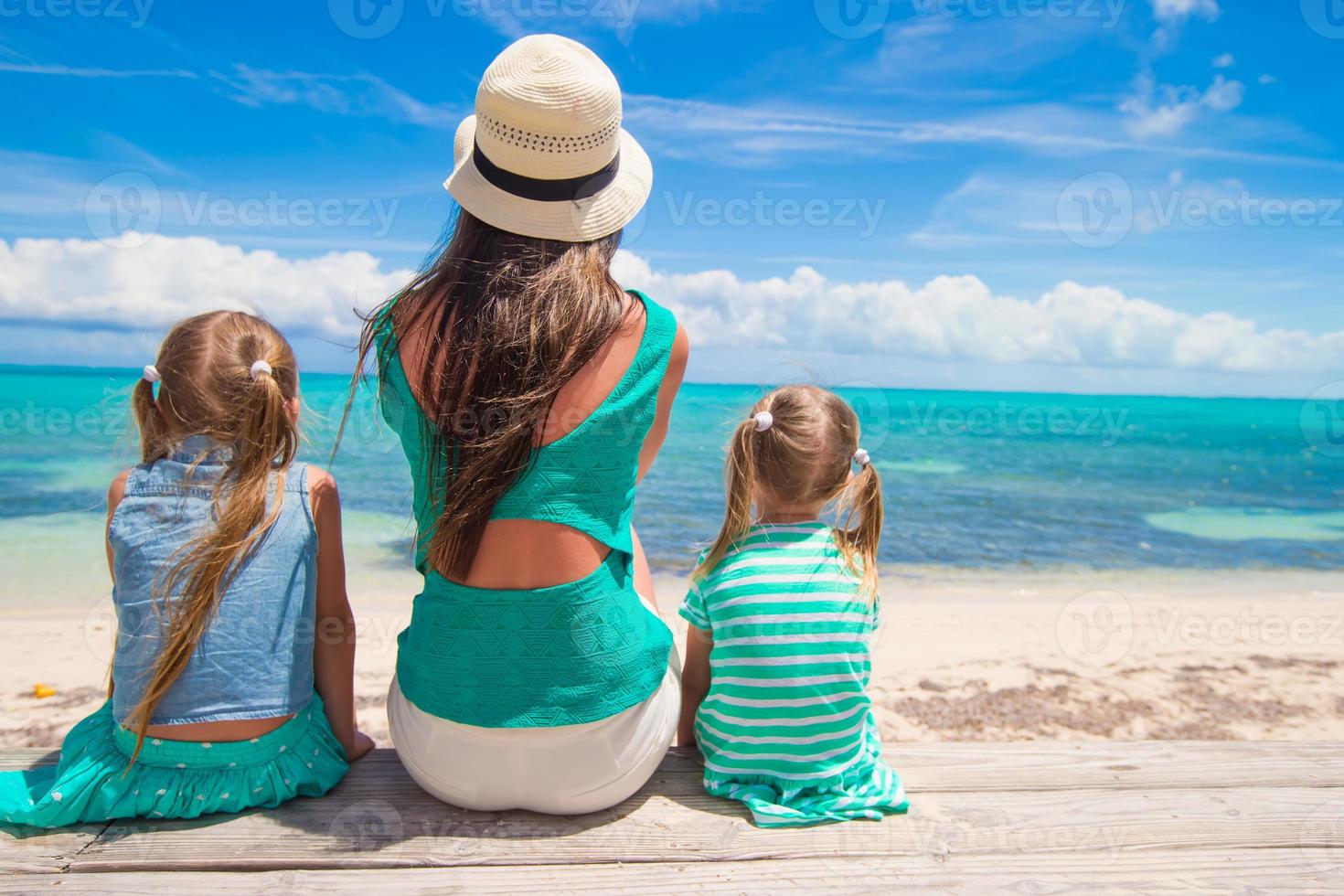 jovem mãe e filha caminhando na ilha tropical foto