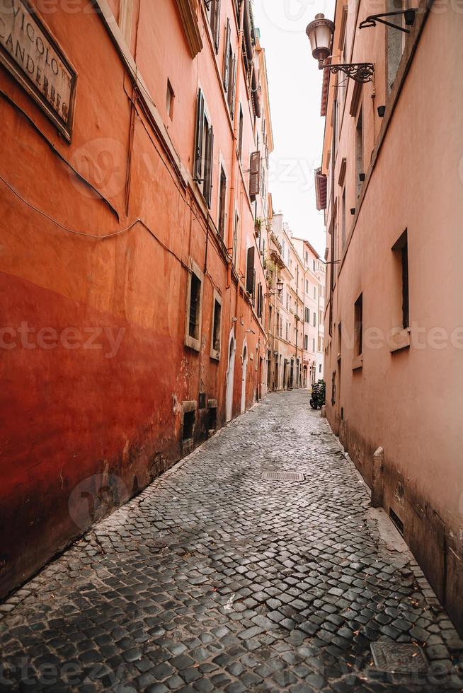 velhas belas ruas estreitas vazias na pequena cidade de lucca, na itália foto