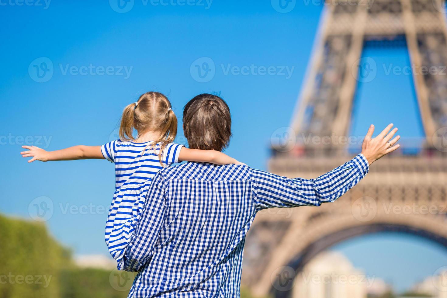 férias de verão francesas, viagens e conceito de pessoas - família feliz na torre eiffel de fundo de paris foto