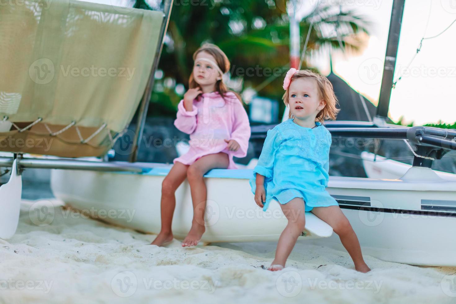 duas crianças se divertindo na praia tropical foto