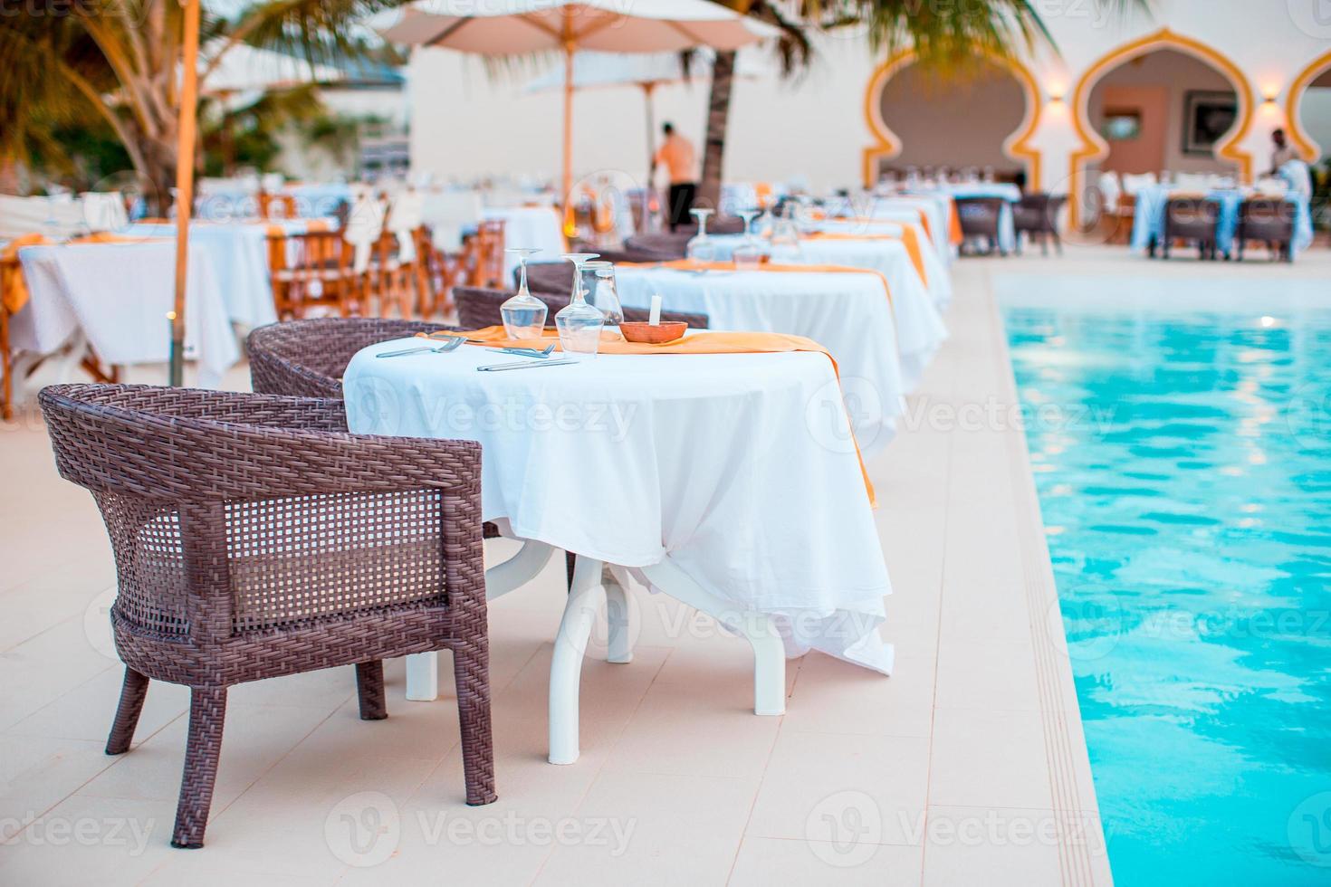 restaurante de luxo ao ar livre vazio de verão no hotel exótico foto