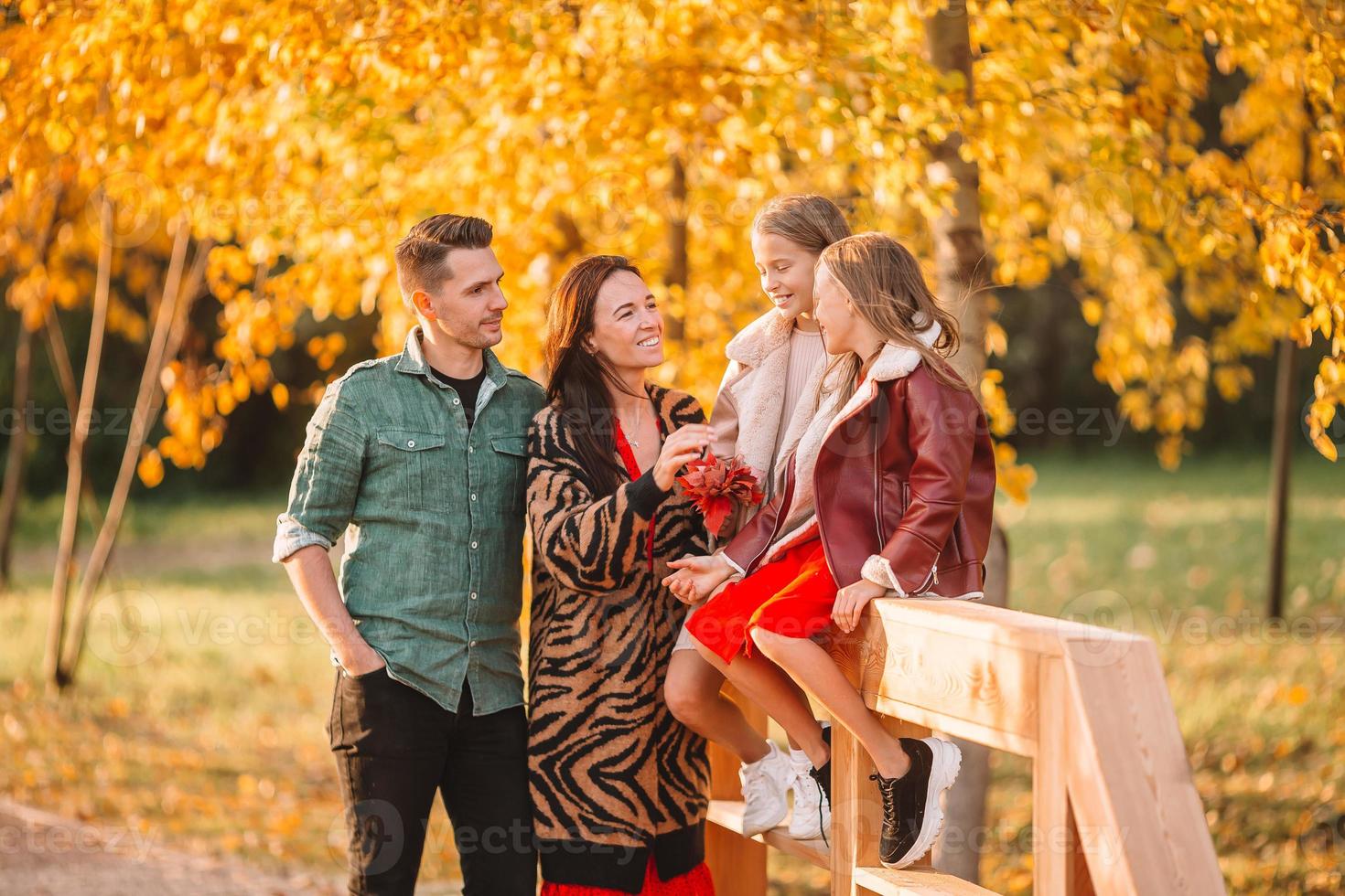 retrato de família feliz de quatro pessoas no outono foto