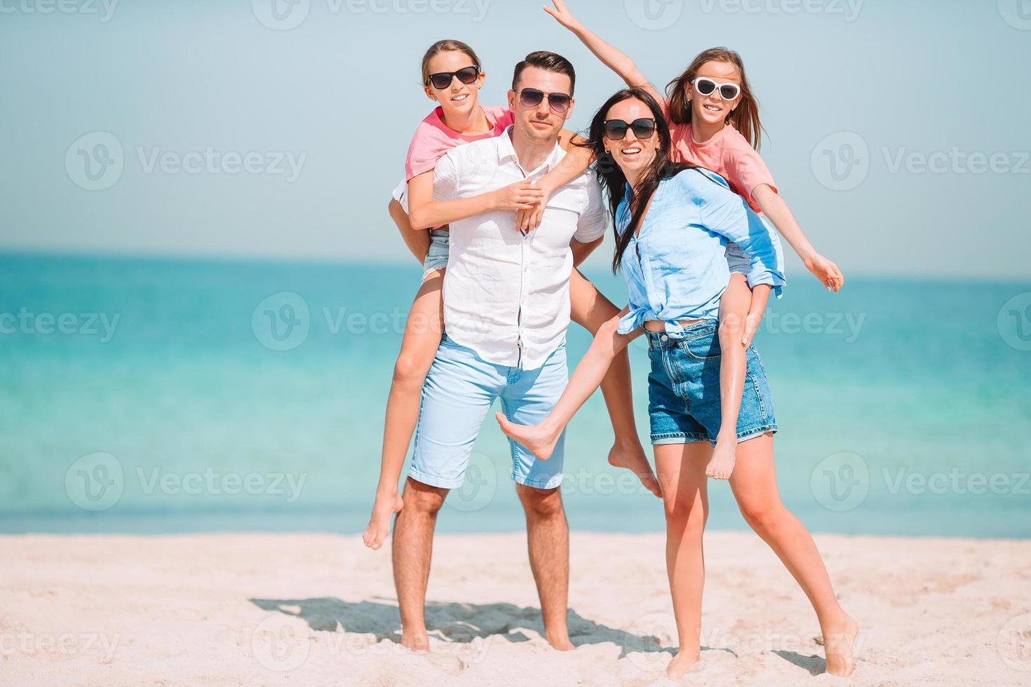 jovem família de férias se diverte muito foto