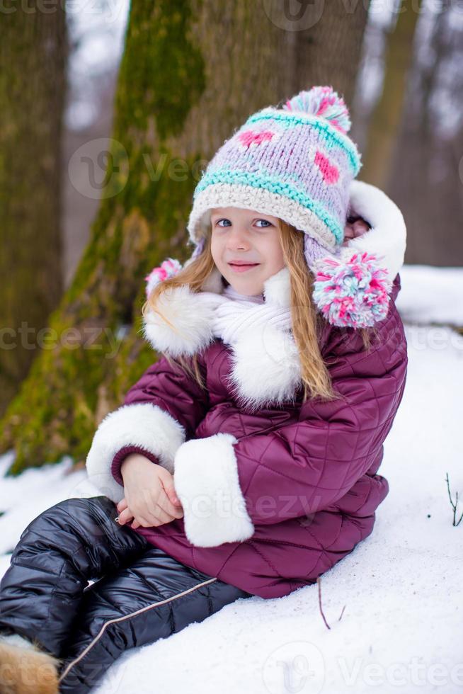 adorável menina feliz divirta-se durante as férias de inverno foto