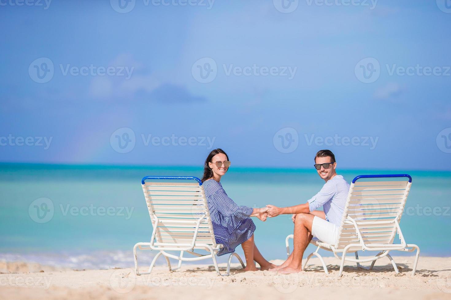 casal relaxa em uma praia tropical nas Maldivas foto