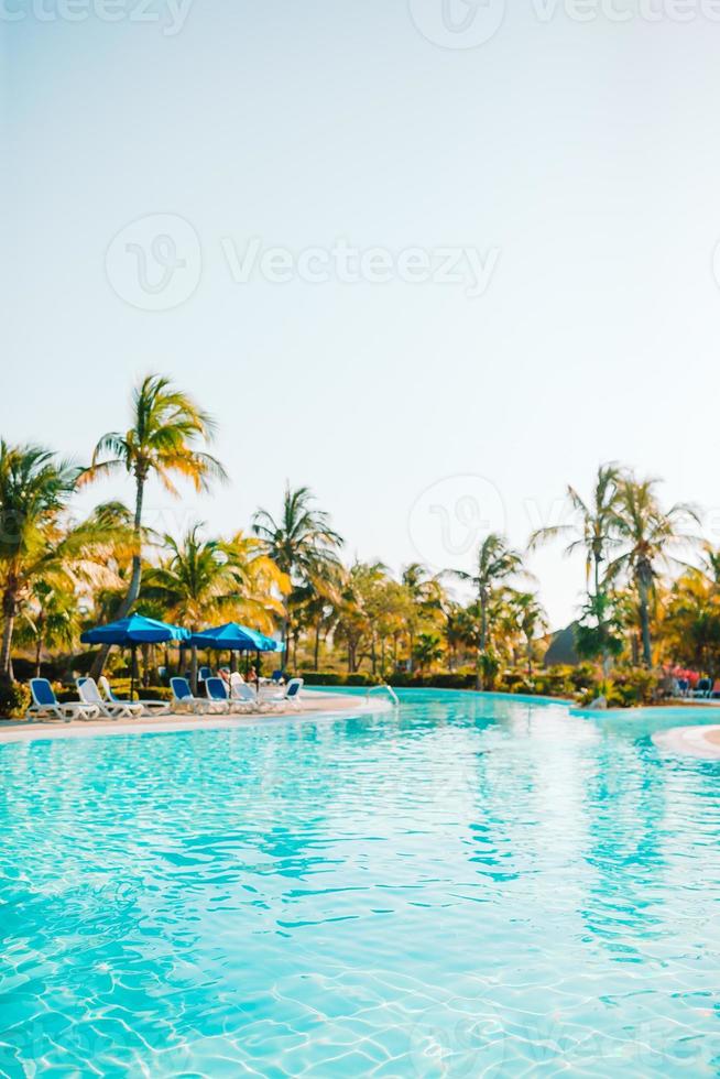 bela paisagem de luxo ao redor da piscina no hotel resort foto