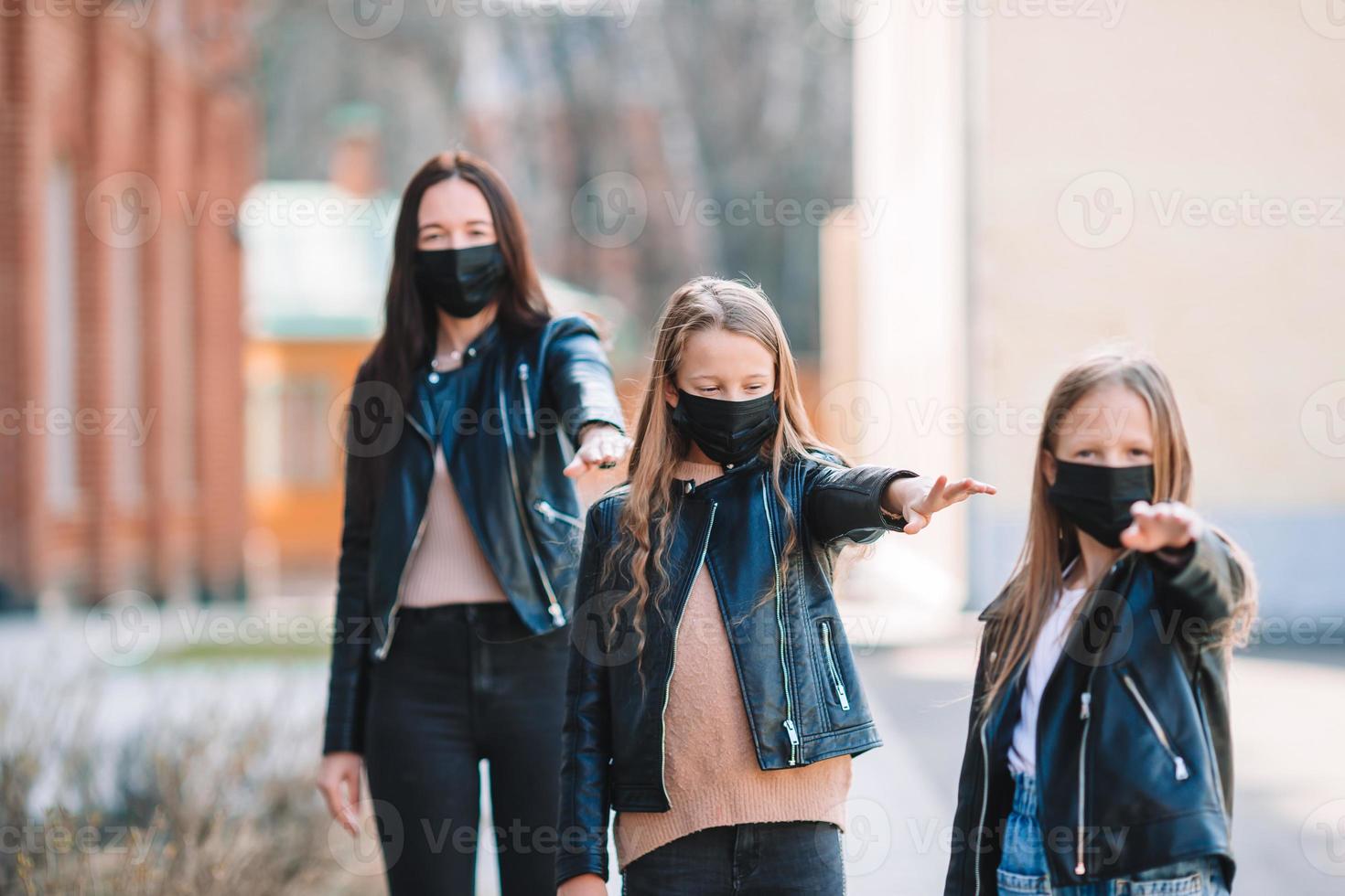 família vestindo uma máscara em um fundo de um edifício moderno, foto