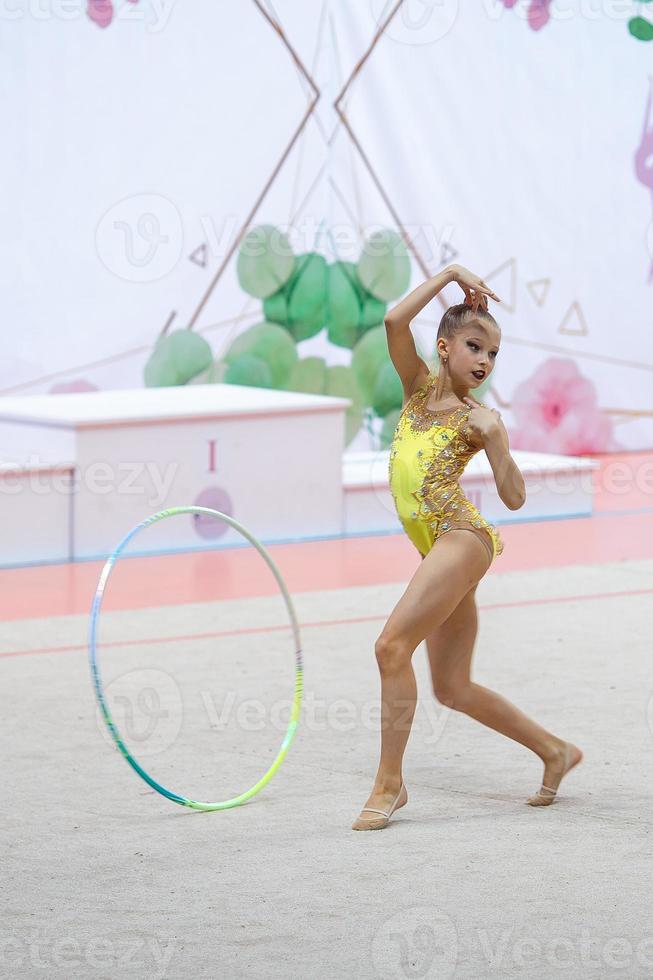 pequena ginasta treinando no tapete e pronta para competições foto