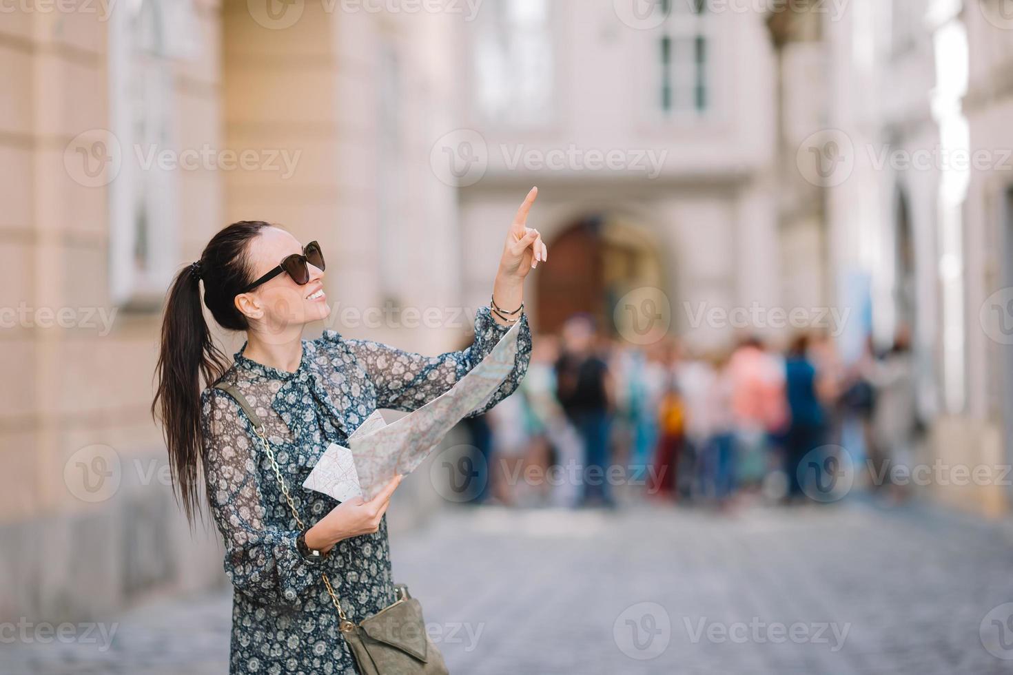 jovem mulher com um mapa da cidade na cidade. menina turista de viagens com mapa em viena ao ar livre durante as férias na europa. foto