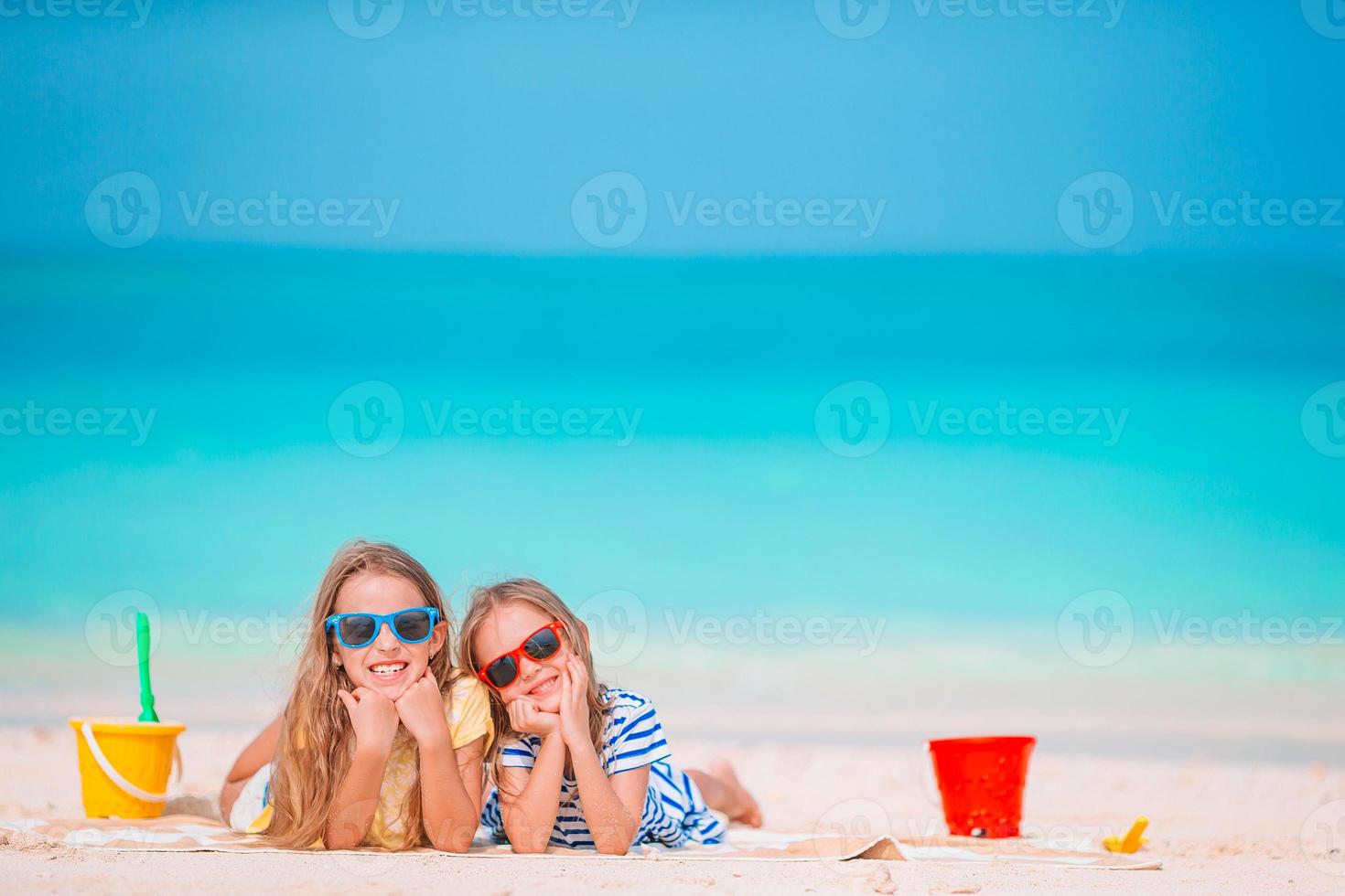 meninas na praia durante as férias de verão foto