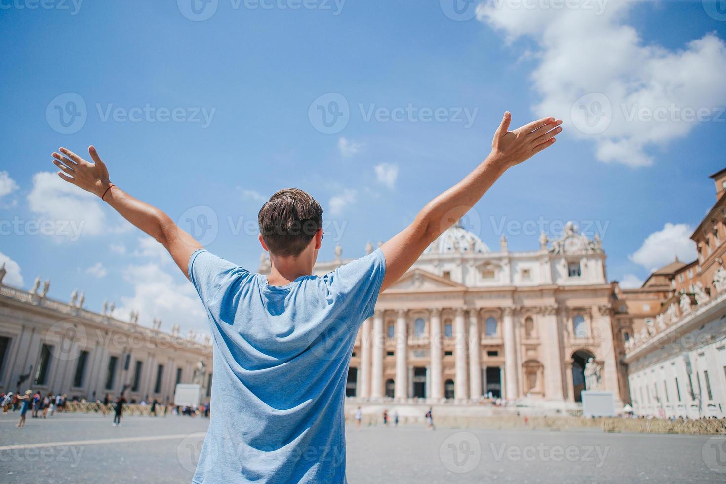 homem feliz em st. igreja basílica de pedro no vaticano, roma. foto