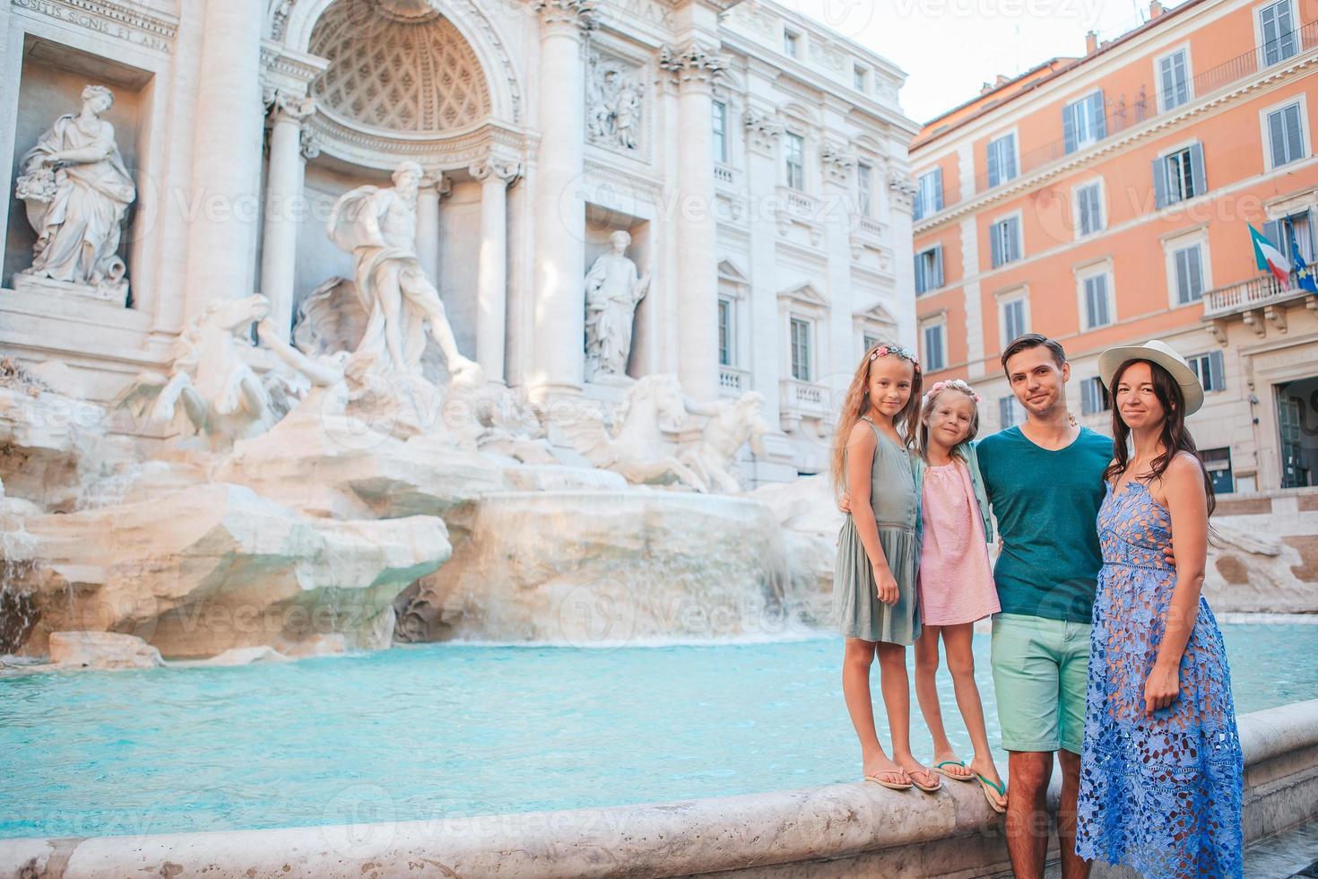 família perto de fontana di trevi, roma, itália. foto
