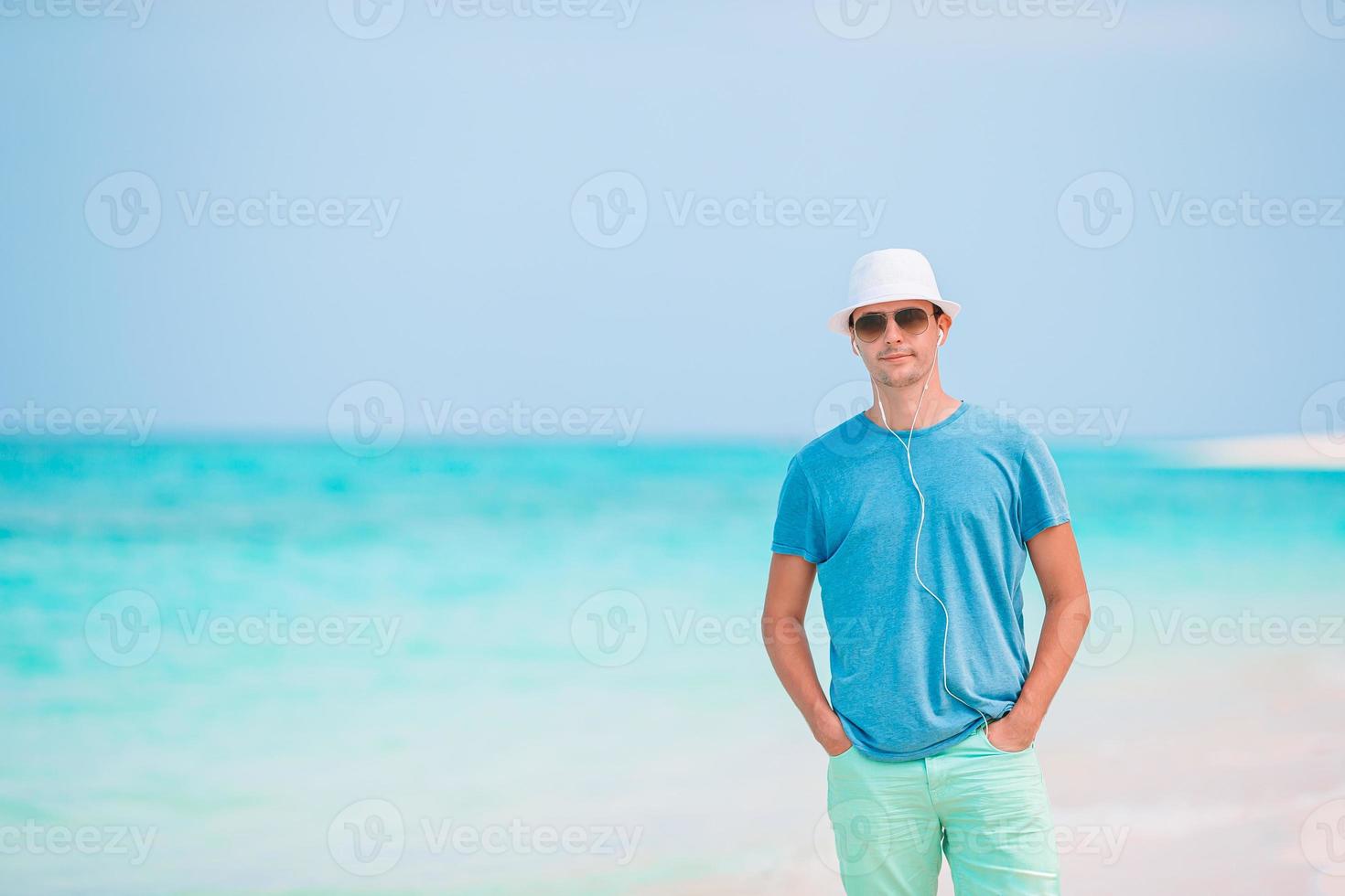 jovem na praia branca de férias foto