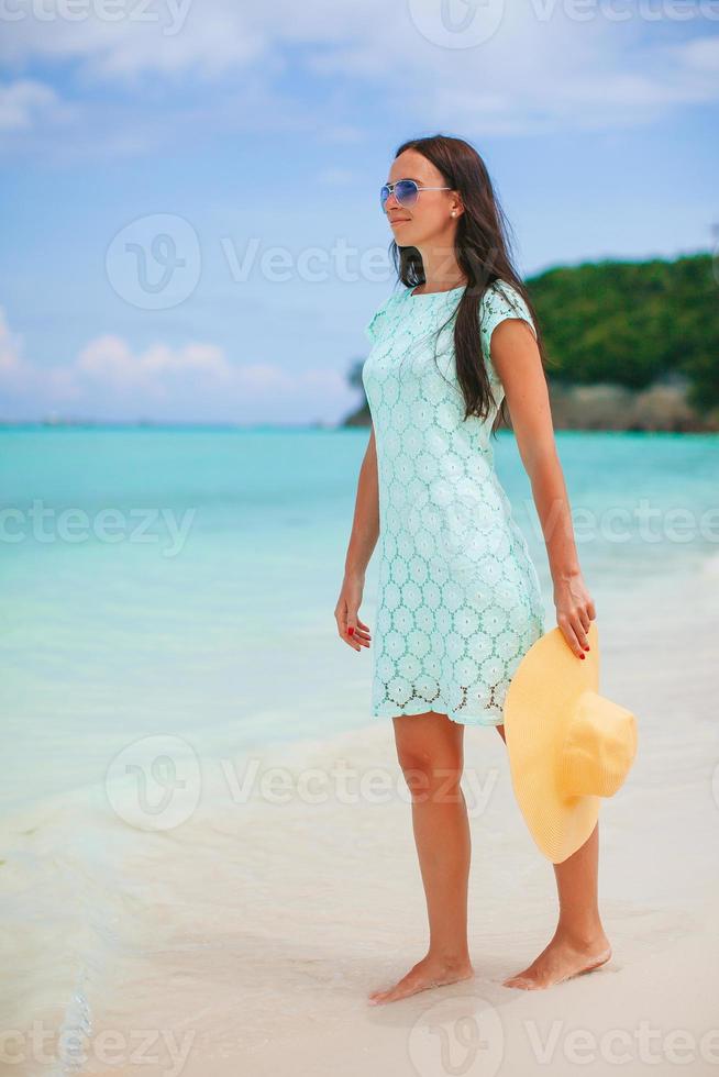 garota feliz fundo o céu azul e água turquesa no mar foto