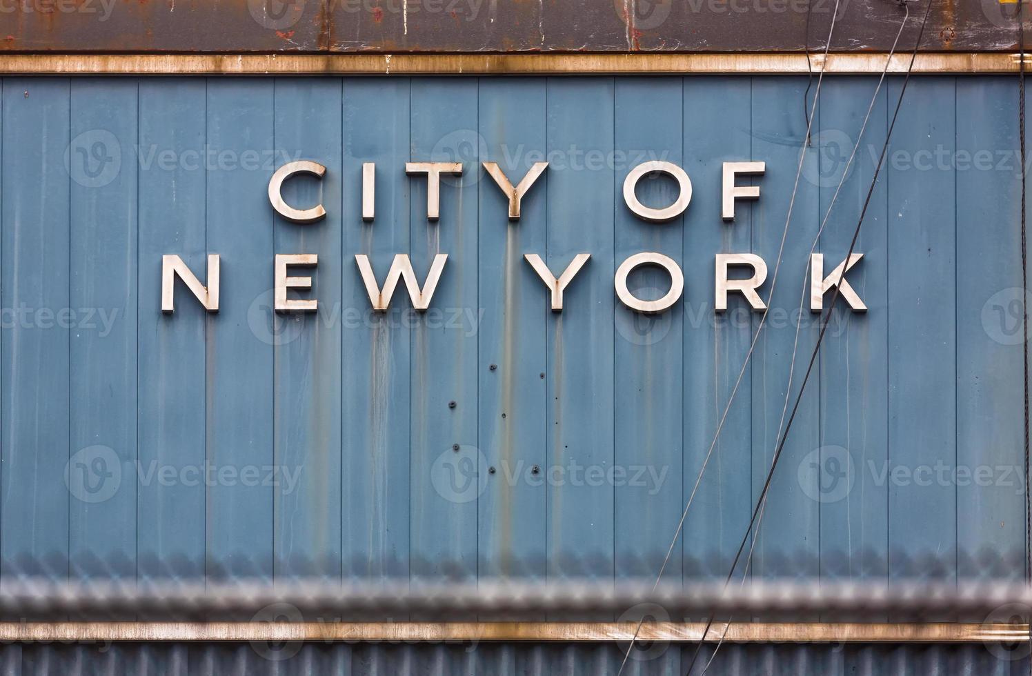 cidade de inscrição de nova york na parede de metal foto