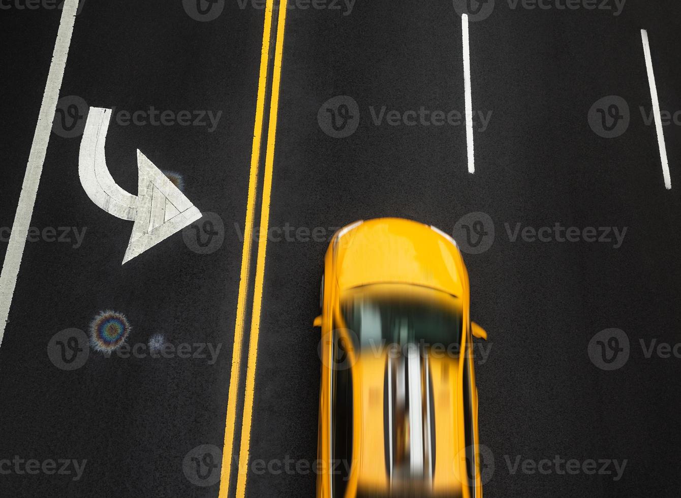 marcações de estrada no asfalto na rua de manhattan foto