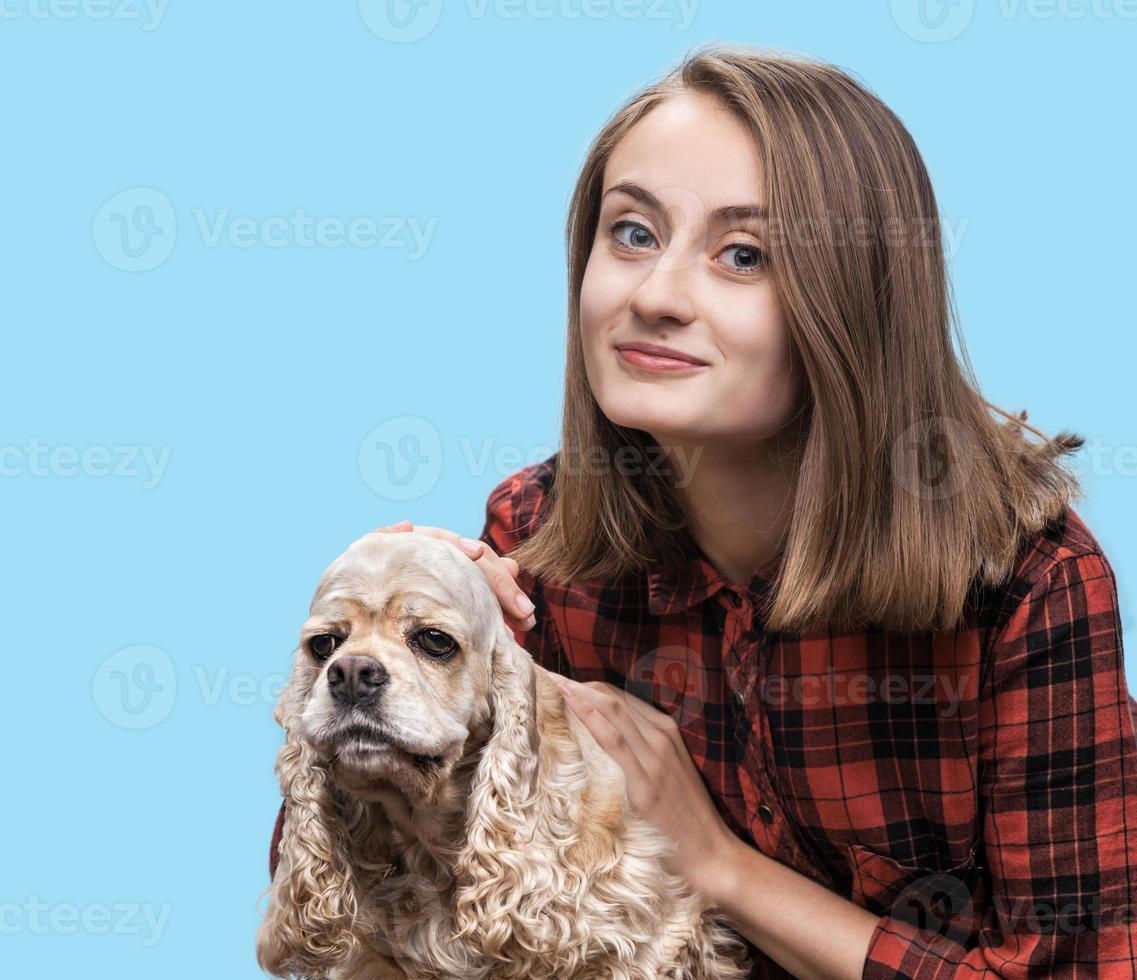 menina com cachorro foto